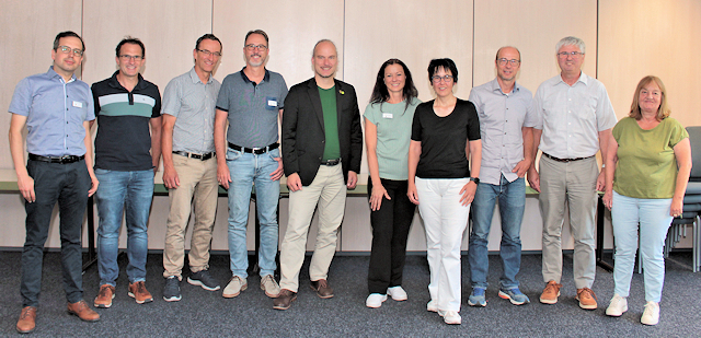 Abbildung 1: Gruppenfoto mit F�hrungskr�ften und Personalrat des CVUA Freiburg, von links: Matthias Br�derle, Dr. Alexander Schaechtele, Hans-Ulrich Waiblinger, Martin Rupp, R�diger Tono-jan MdL, Kerstin Wahl, Dr. Annemarie Sabrowski, Dr. Michael Suntz, Ralf Lippold, Beate Volk.